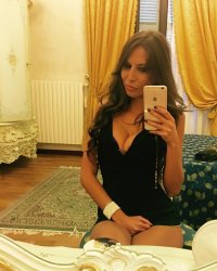 sarah altobello in selfie 02.jpg