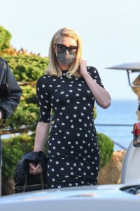 Paris-Hilton---Looks-chic-with-her-fiancé-Salomon-out-to-dinner-at-Nobu-in-Malibu-04.jpg