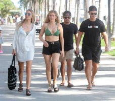 ellie goulding in street 01.jpg