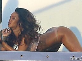 Rihanna-Bottomless-Half-Nekkid-Treats-for-a-Shoot-in-Hollywood-01-580x435.jpg
