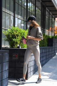 Alessandra-Ambrosio---Seen-in-yoga-leggings-while-out-for-a-Pilates-in-Los-Angeles-07.jpg