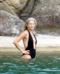 kate-hudson-in-swimsuit-at-a-beach-in-greece-06-13-2021-2.jpg