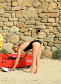 kate-hudson-in-swimsuit-at-a-beach-in-greece-06-13-2021-9.jpg