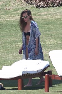 jessica alba in sunbath 03.jpg