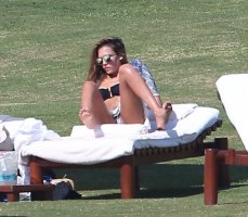 jessica alba in sunbath 06.jpg