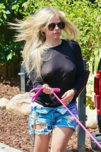 avril-lavigne-in-a-see-through-top-at-a-friend-s-house-in-calabasas-15_thumbnail.jpg