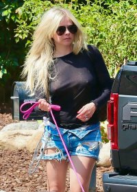 avril-lavigne-in-a-see-through-top-at-a-friend-s-house-in-calabasas-14.jpg