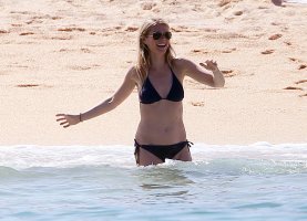 gwyneth paltrow in bikini 29.jpg