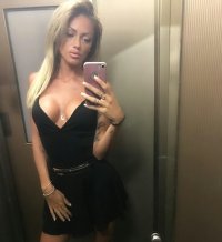 eliana cartella in ascensore.jpg