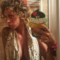 angela viviani in selfie.jpg