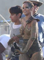 20170_Rihanna_filming_a_music_video_for_her_song_Hard-6_122_241lo.jpg