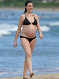 pregnant-anne-hathaway-in-bikini-at-a-beach-in-hawaii-01-03-2016_3.jpg