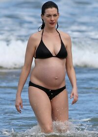 pregnant-anne-hathaway-in-bikini-at-a-beach-in-hawaii-01-03-2016_1.jpg