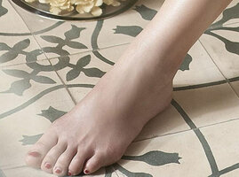 Amber-Kuo-Feet-3830619.jpg