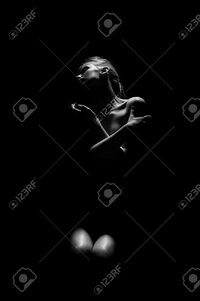 60081849-sensuale-donna-suscitato-immagine-scura-in-bianco-e-nero-in.jpg