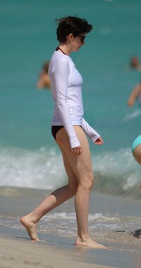 Anne-Hathaway-Feet-1265794.jpg