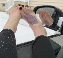 feet-legs-snowy-feet-LCAgzf.jpeg