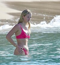Gwyneth-Paltrow-bikini-Apple-martin-Blythe-Danner-0029.jpg