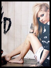 Avril-Lavigne-Feet-778349.jpg