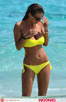 melita-toniolo-seno-hot-bikini-giallo-al-mare-a-formentera-estate-2012-agosto-2.jpg