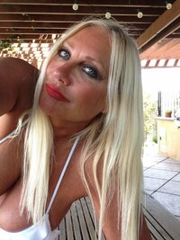 linda hogan in bikini 03.jpg