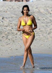 padma lakshmi in bikini (46).jpg