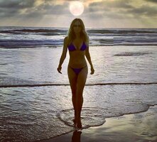 vanessa angel in bikini (09).jpg