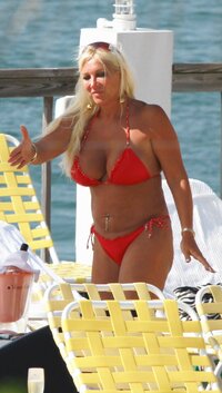 linda hogan in bikini 02.jpg