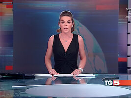 632309202_tduid300077_Costanza_Calabrese_Upskirt_Tg5_HD_08_06_201102copia_122_583lo.jpg