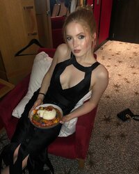 ellie bamber in nero 01.jpg