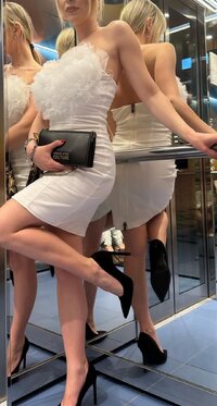 TACCHIcosceSEXYbiondaASCENSOREmultiposeBAroc9.jpg